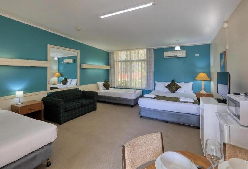 패밀리 룸, Silver Oaks Motel