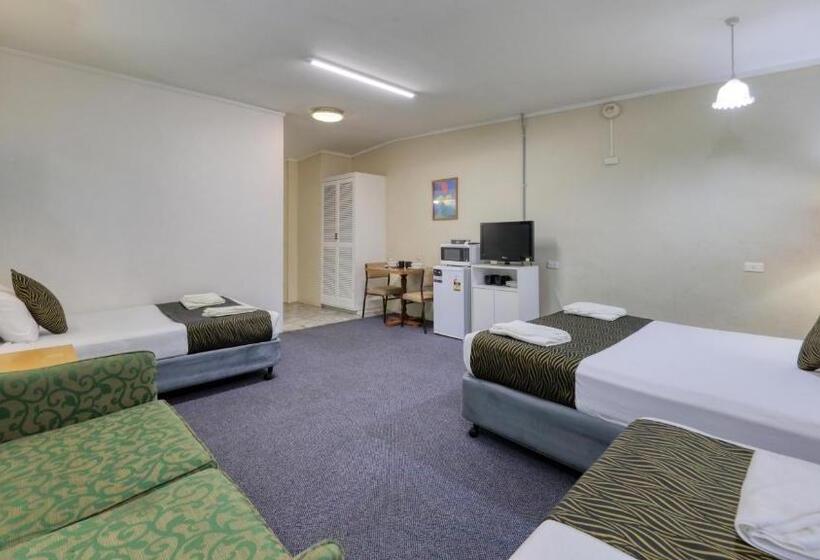 패밀리 룸, Silver Oaks Motel