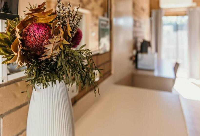 غرفة عائلية, Abacus Motel