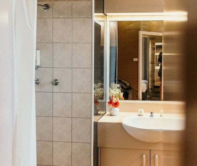 غرفة عائلية, Abacus Motel