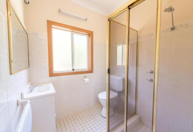 四人标准间, Gosford Inn Motel