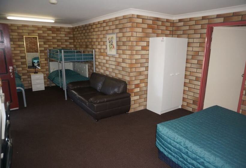 Семейный Номер, Miles Outback Motel