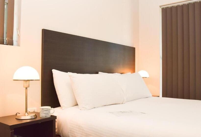 패밀리 룸, Station Hotel Motel Kurri