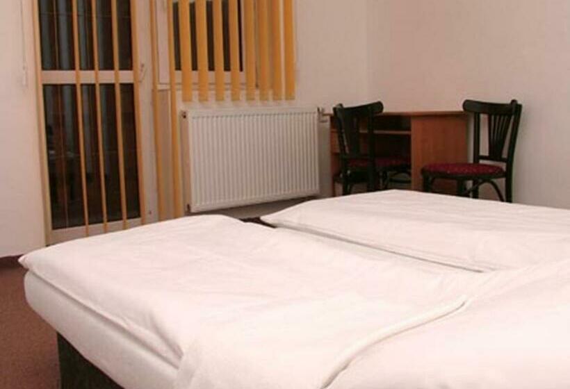 4인용 스탠다드 룸, Motel Pod Stromíšom