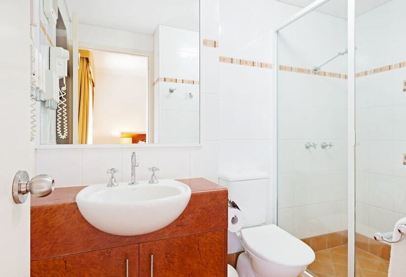 استودیوی استاندارد, Cairns Queens Court