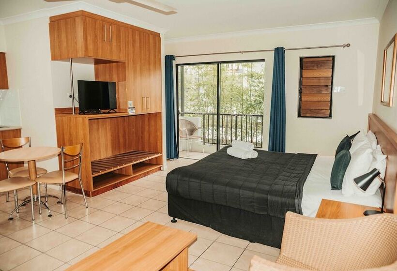 استودیوی استاندارد, Cairns Queens Court