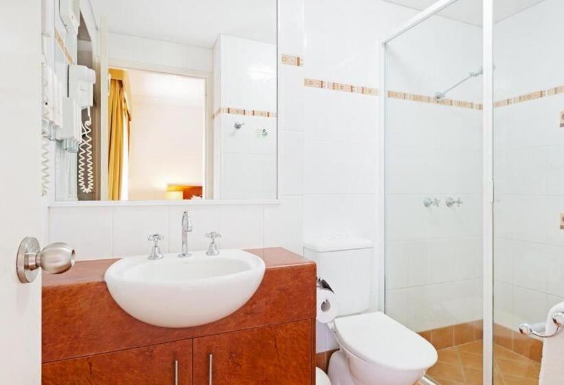 استودیوی استاندارد, Cairns Queens Court
