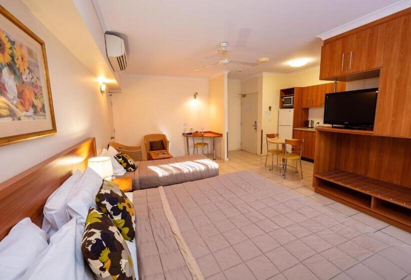 استودیوی استاندارد, Cairns Queens Court