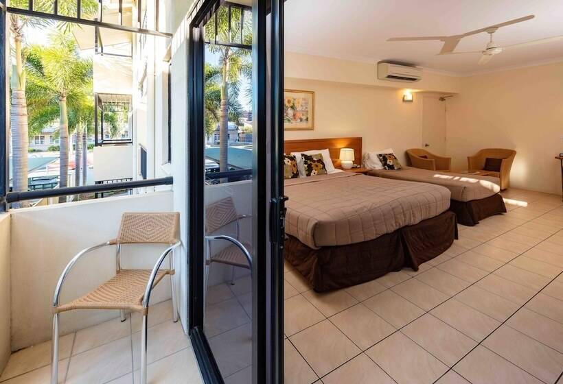 استودیوی استاندارد, Cairns Queens Court