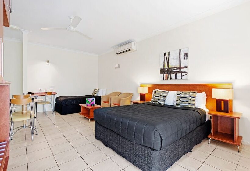 스탠다드 스튜디오, Cairns Queens Court