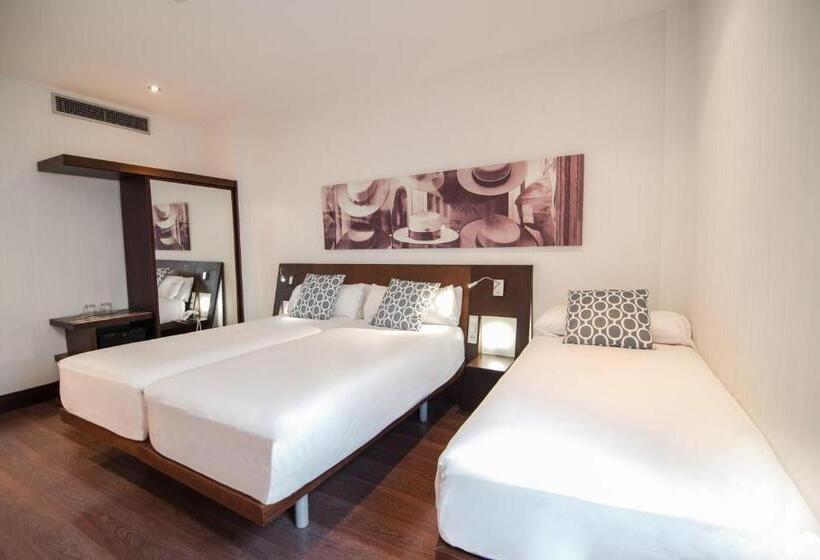 اتاق استاندارد سه نفره, Petit Palace Marques Santa Ana