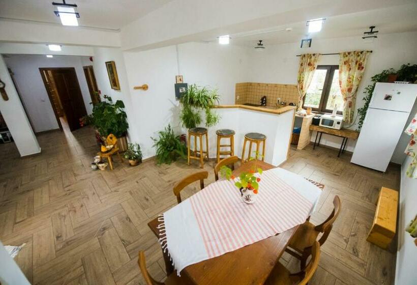 חדר משפחתי, Pensiunea Dealul Cu Melci