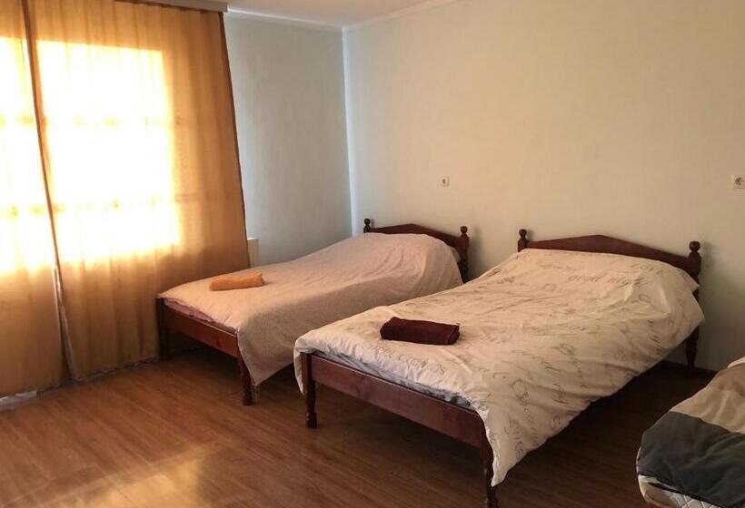 베이직 3인 룸, Guest House Agush