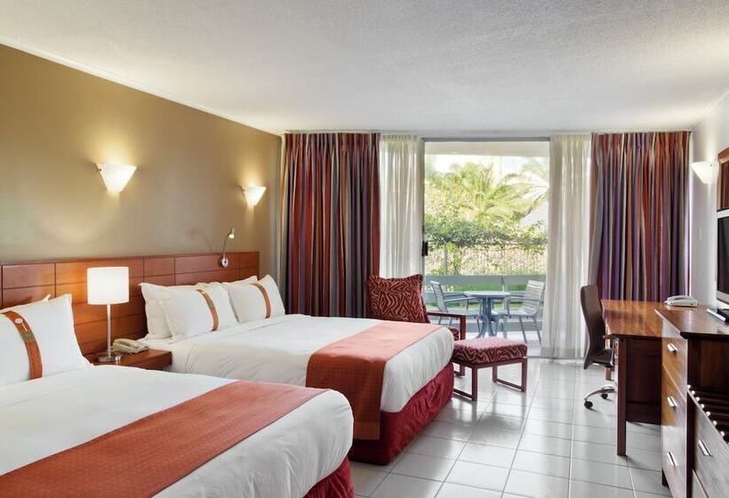 Номер Premium Вид на Бассейн, Holiday Inn Port Moresby By Ihg