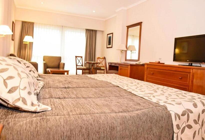اتاق اجرایی با تخت بزرگ, Howard Johnson Rio Ceballos Hotel Y Casino