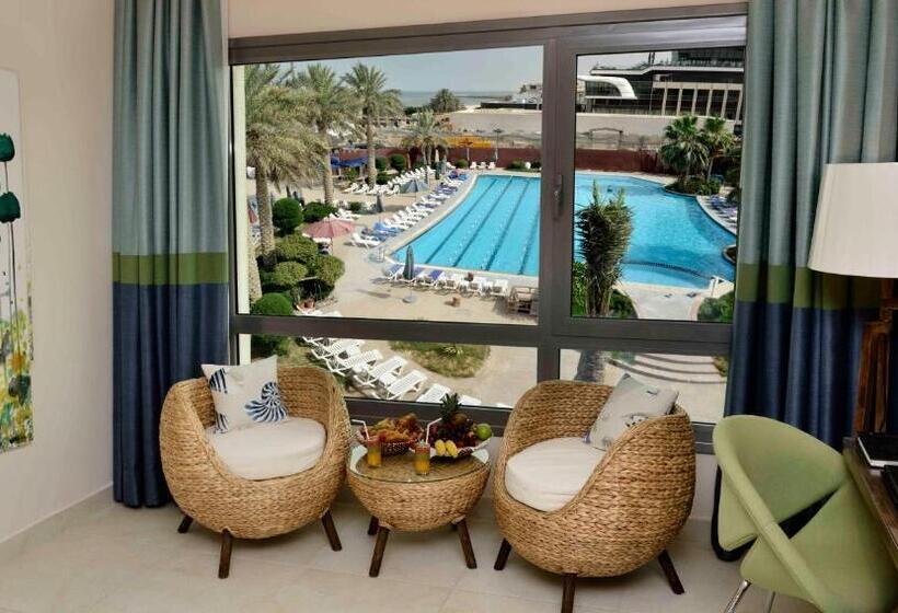 اتاق لوکس با چشم‌انداز استخر, The Palms Beach Hotel And Spa