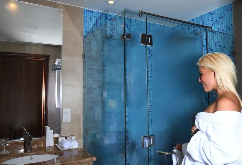 اتاق سوپریور با چشم‌انداز استخر, The Palms Beach Hotel And Spa