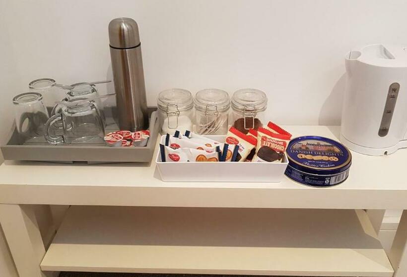 Номер Deluxe, Rosie Flanagan's