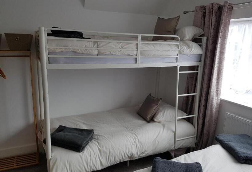 Quarto Familiar Deluxe, Rosie Flanagan's