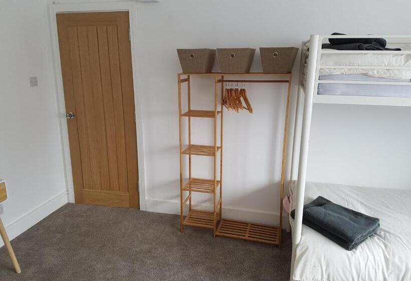 Quarto Familiar Deluxe, Rosie Flanagan's