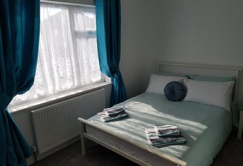 Quarto Familiar Deluxe, Rosie Flanagan's