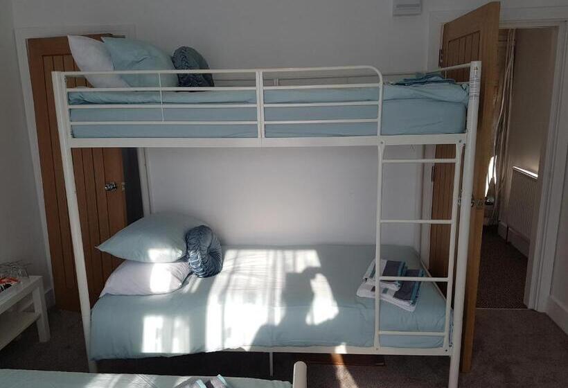 Quarto Familiar Deluxe, Rosie Flanagan's