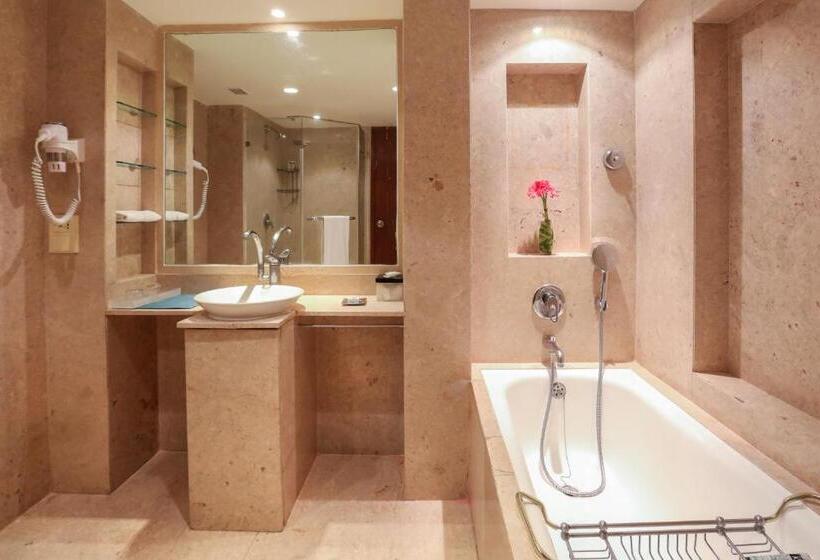 Номер Deluxe Кровать Кинг, The Lalit Mumbai