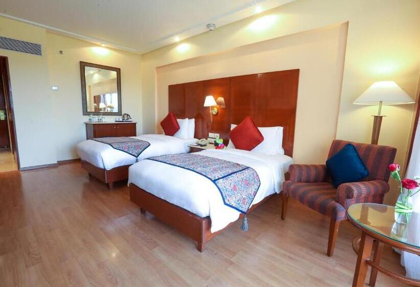 Номер Deluxe Кровать Кинг, The Lalit Mumbai