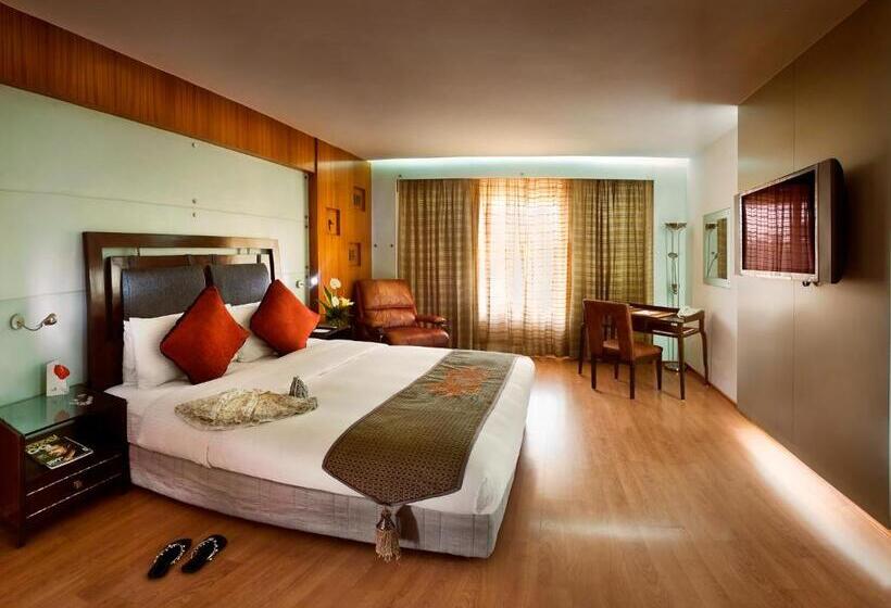 Номер Клуб Кровать Кинг, The Lalit Mumbai