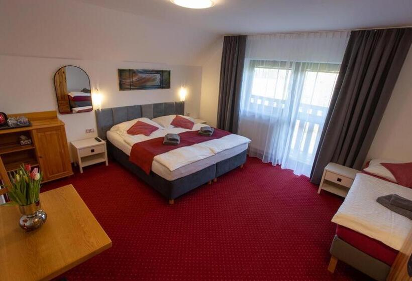 Pokój Trzyosobowy Standard z Balkonem, Wellness & Restaurant U Fandy