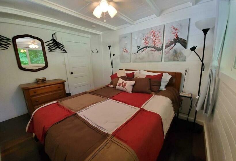 Дом 1 Спальня, Cute Cottage Above The Creek Farmhouse