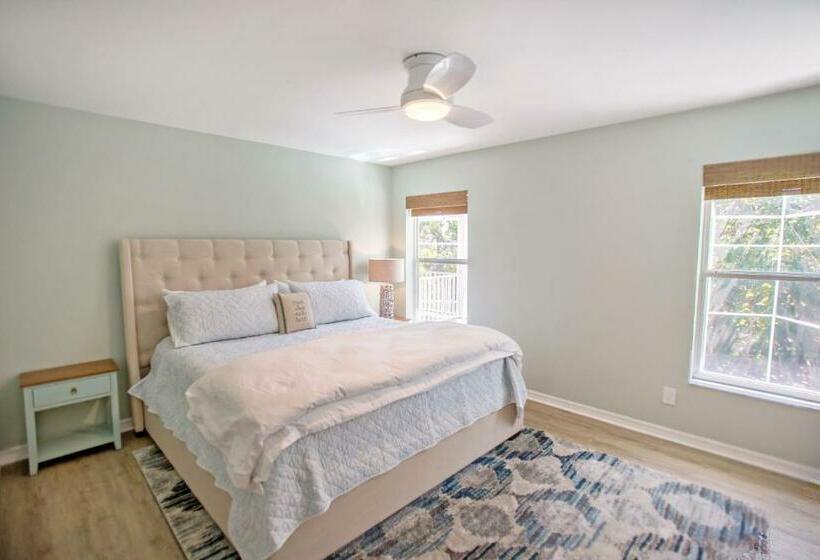 בית, חדר שינה 1, Stunning Newly Designed And Renovated Home Seconds To The Gulf Of Mexico