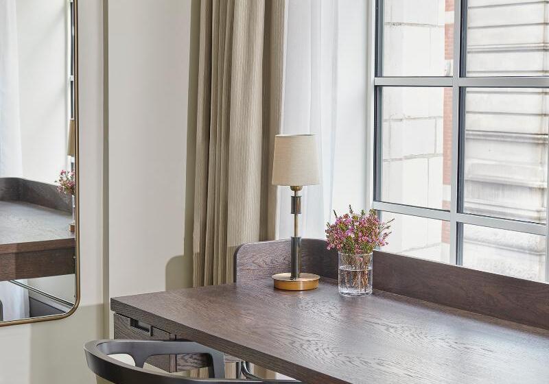 جناح, Hyatt Regency London Blackfriars