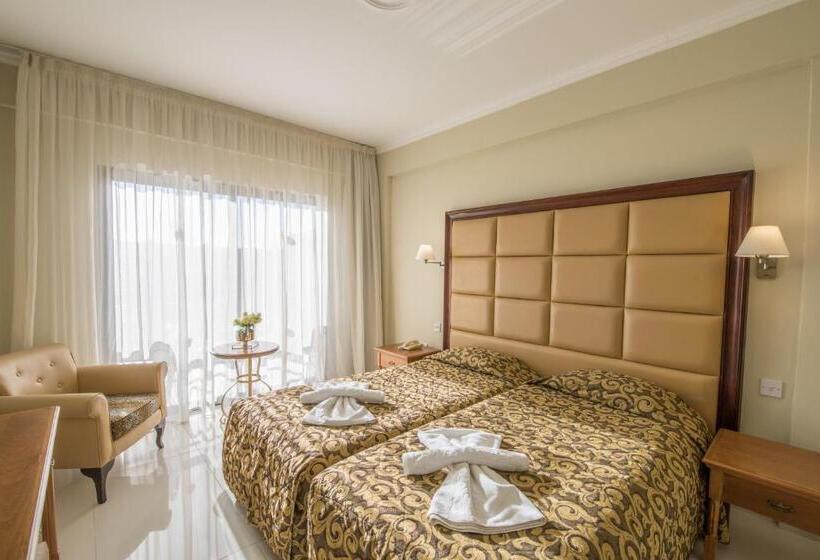 Номер Стандарт Вид на Бассейн, Tsokkos Gardens