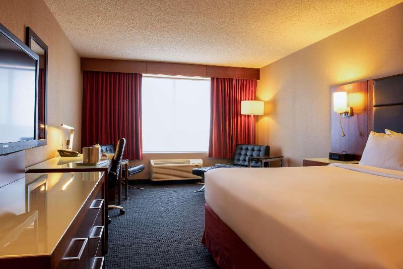 キングサイズベッドのスタンダードルーム, Radisson Hotel & Suites Fort Mcmurray