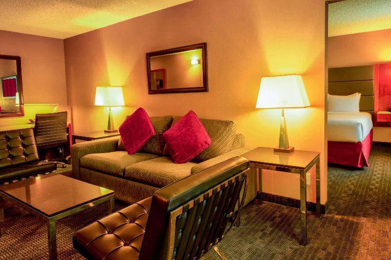 キングサイズベッドのスイートルーム, Radisson Hotel & Suites Fort Mcmurray
