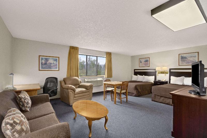מיטת קינג בסוויטה, Super 8 By Wyndham Williams Lake Bc