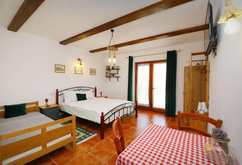 استودیوی استاندارد, Ama Guest House