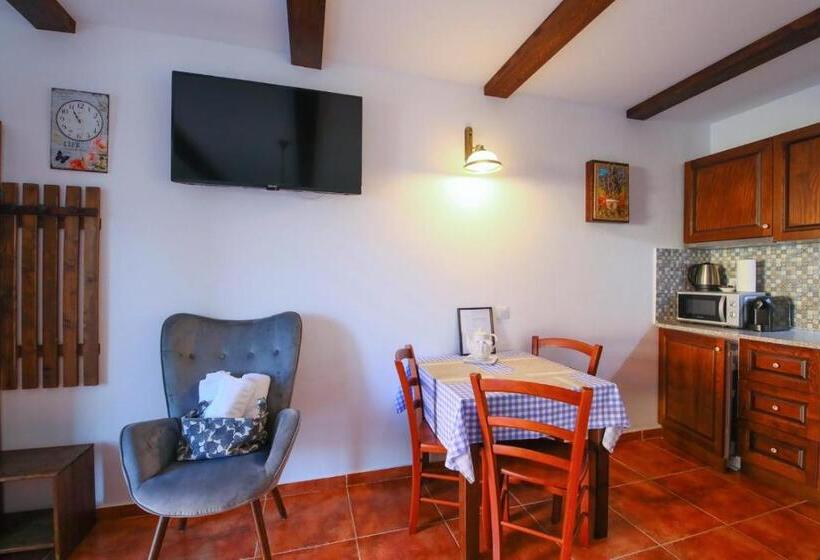 استودیوی استاندارد, Ama Guest House