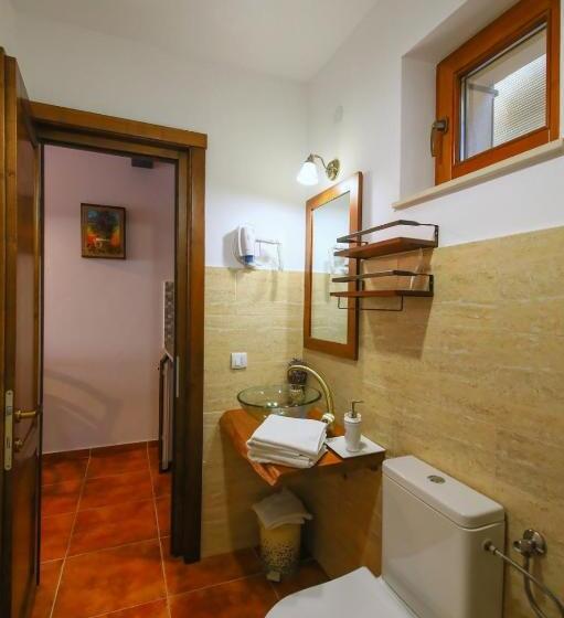 استودیوی استاندارد, Ama Guest House