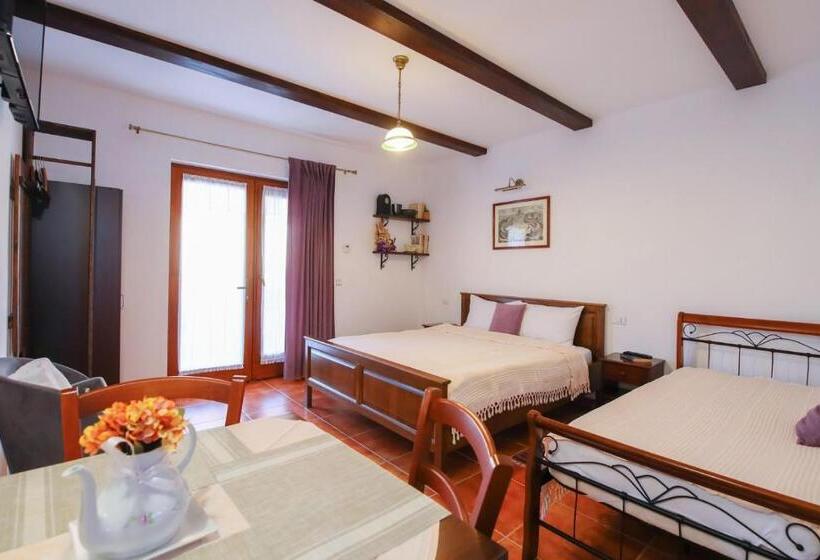 استودیوی استاندارد, Ama Guest House