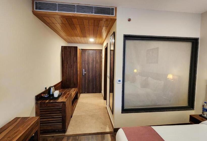 스탠다드 룸 킹사이즈 침대, Lemon Tree Hotel, Kasauli