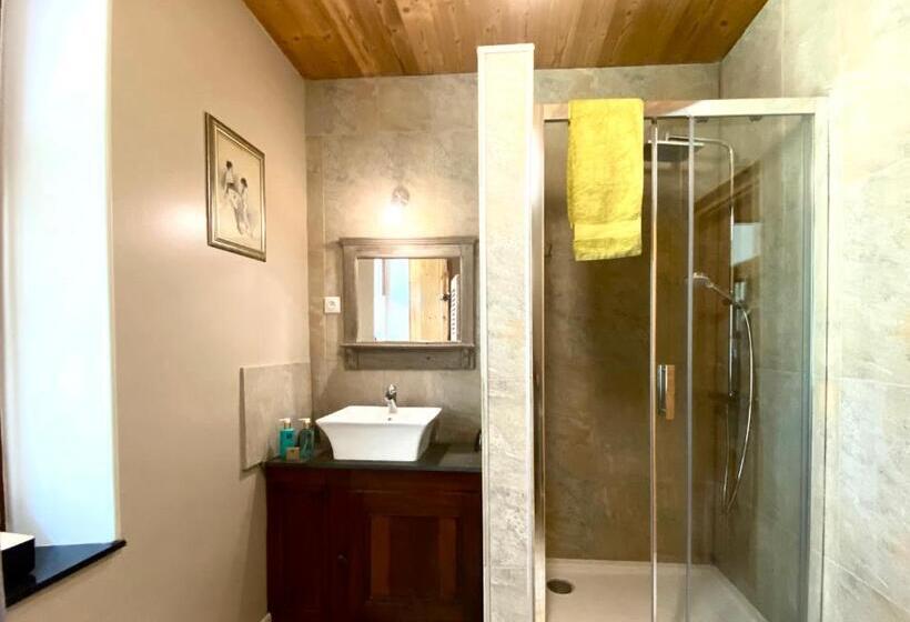 Suite with lake view, Les O D Annecy