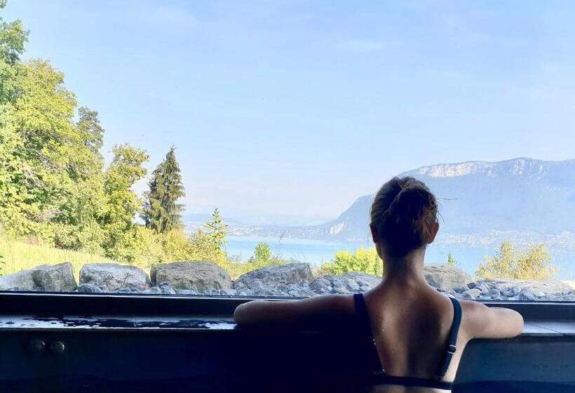 Suite with lake view, Les O D Annecy