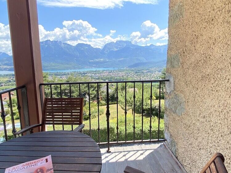Suite with lake view, Les O D Annecy