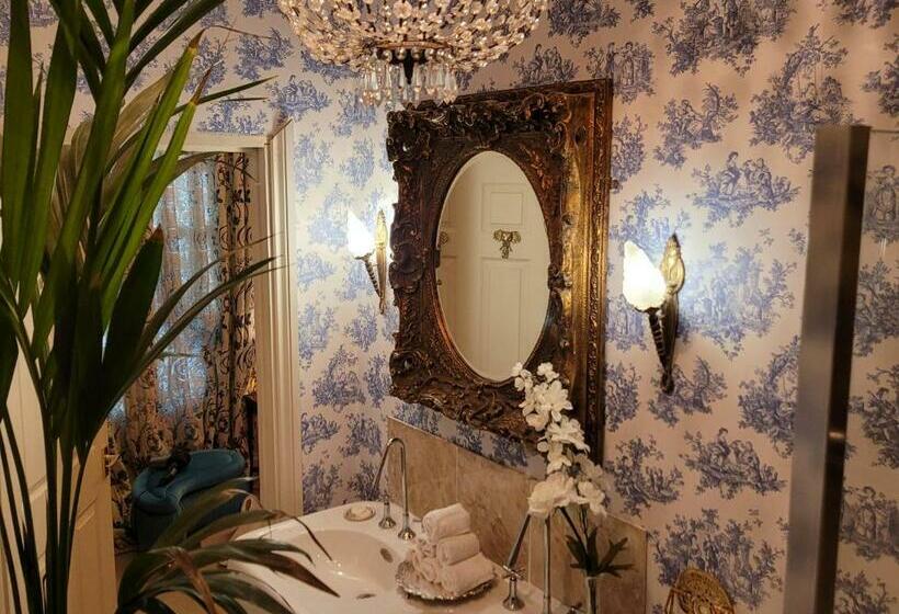 اتاق لوکس, Ravenscroft B&b