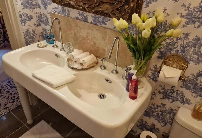 اتاق لوکس, Ravenscroft B&b