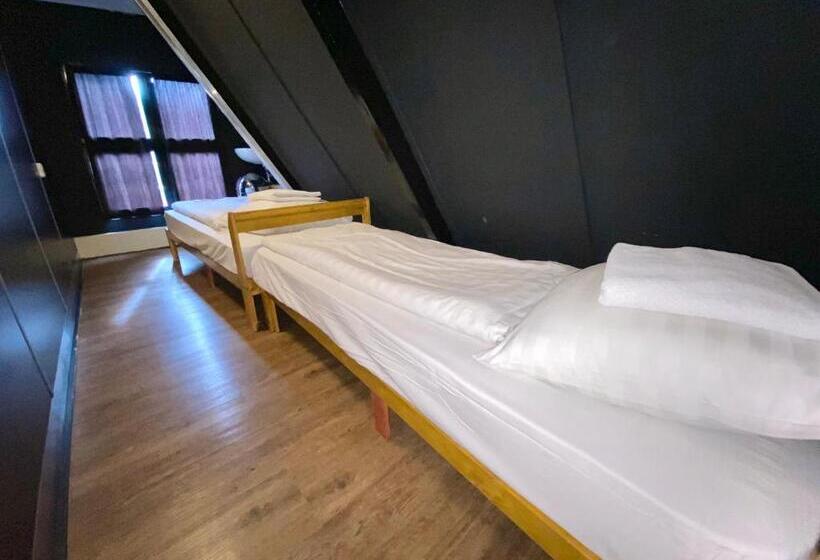 이코노미 룸, Hostel Utopia