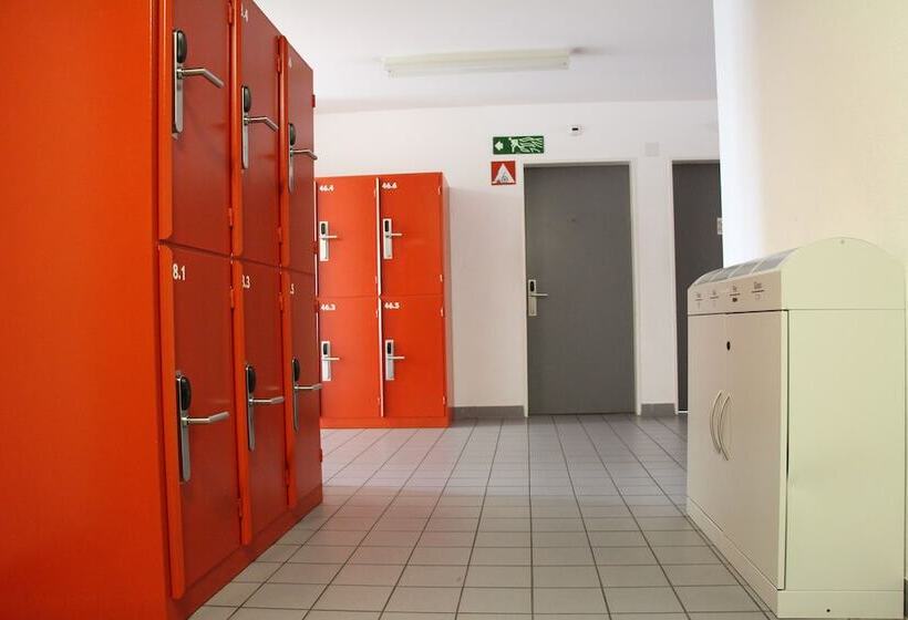 تختخواب در اتاق مشترک, Geneva Hostel