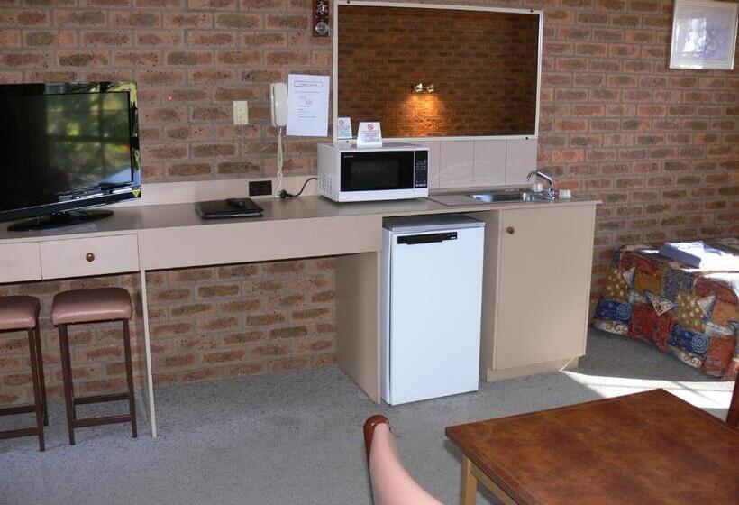 Семейный Номер, Settlement Motor Inn